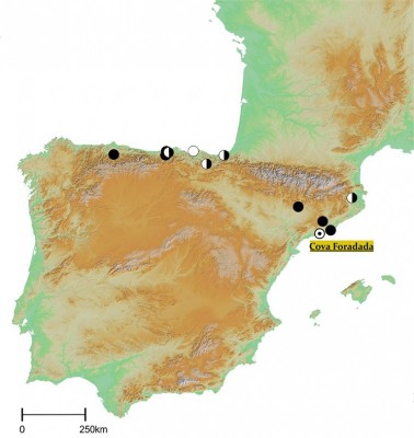 Figure 1. Location of Cova Foradada and the main Middle–Upper Palaeolithic sites in the Iberian Peninsula. Black dots are sites with Early Upper Paleaeolithic evidence; white dots are sites with transitional layers; black-and-white dots indicate the presence of both complexes.